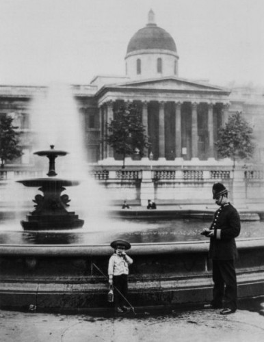 Policajt v roku 1892 na Trafalgárskom námestí napomína chlapca, ktorý chcel loviť vo fontáne ryby.