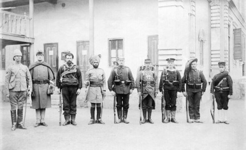 V roku 1900 takto pózovali predstavitelia vojsk aliancie ôsmych národov.