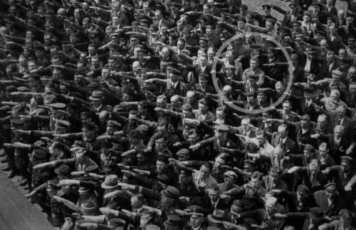 Osamelý muž ignoruje  Hitlera počas jeho prejavu v roku 1936.