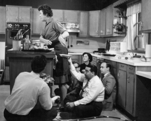 Slávna kuchárka Julia Child natáča v roku 1936 svoju televíznu reláciu, štáb musel improvizovať.