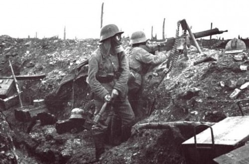 Prvá svetová vojna rok 1916. Nemecký vojak v zákope sa chystá hodiť granát.