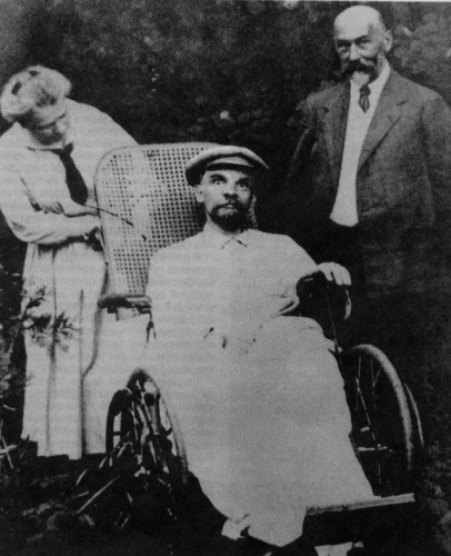 Posledná fotografia Lenina v roku 1923.  Bol po troch mŕtviciach a úplne nemý.
