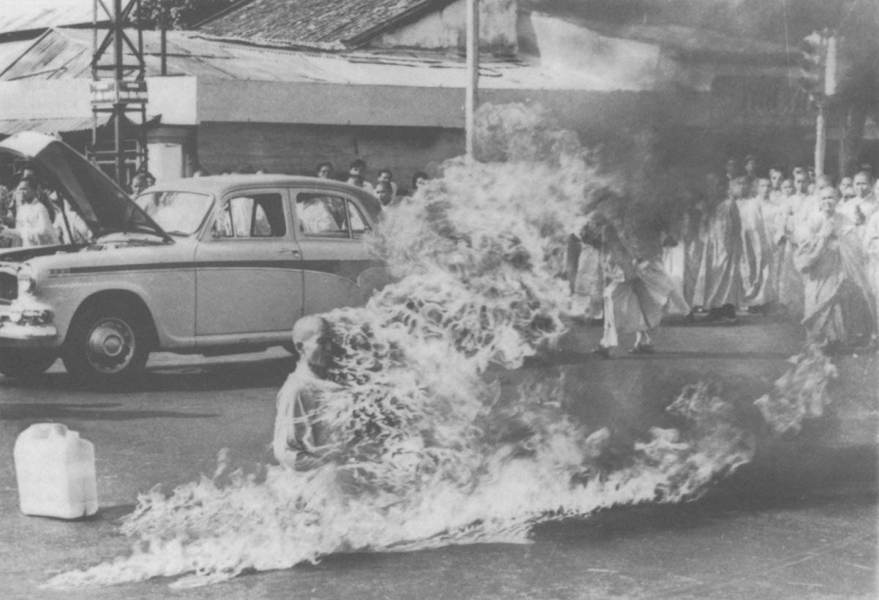 V júni 1963, sa Thich Quảng Đức upálil na protest voči despotickej vláde Južného Vietnamu. 1963.