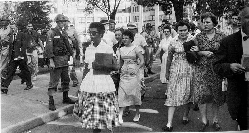 Dorothy Counts sa stretáva s nepriazňou popri tom, ako kráča do novootvorenej školy v Charlotte, Južnej Karolíne. Po dňoch obťažovania, bola nútená školu opustiť. 1956