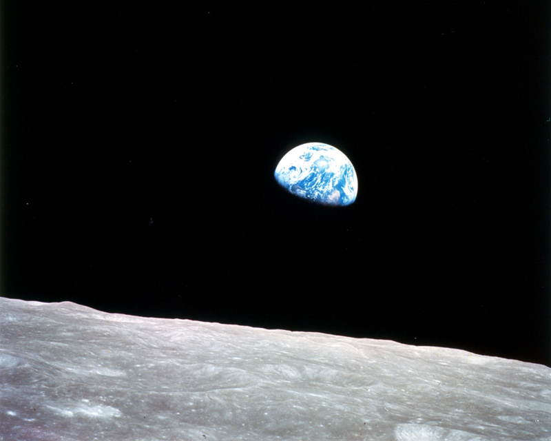 William Anders odfotil túto fotografiu v roku 1968 počas misie Apollo 8. Bola opísaná ako najvplyvnejšia fotografia životného prostredia aká bola kedy odfotená.