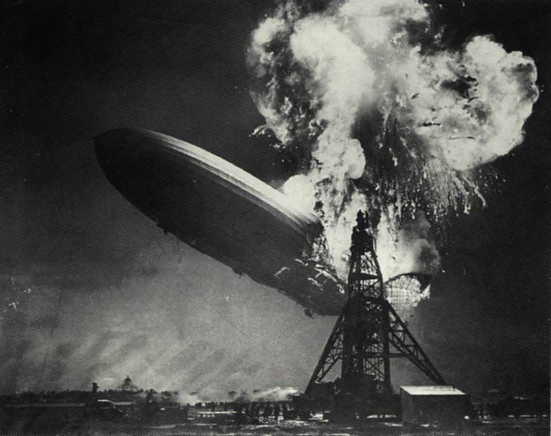 Horiaca vzducholoď Hindenburg v roku 1937.
