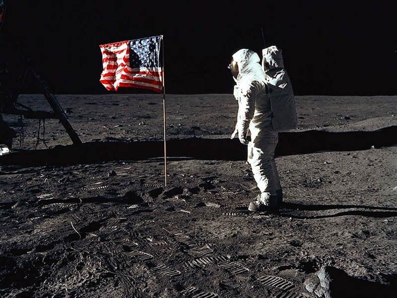 Členovia posádky Apollo 11 zachytávajú prvý ľudský dotyk s Mesiacom v júli roku 1969.