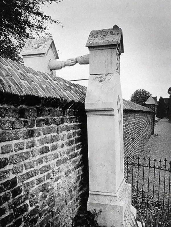 Hroby manželov popierajú oddelenie na základe vierovyznania. Manžel bol protestant, manželka katolíčka.