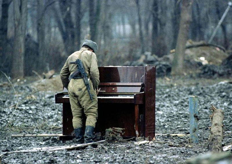 Ruský vojak hrá na opustenom klavíri počas vojny v Čečensku v roku 1994.