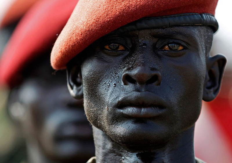 Vojak Sudánskej ľudovej oslobodeneckej armády (SPLA) počas skúšky oslavy dňa nezávislosti v júli 2011.