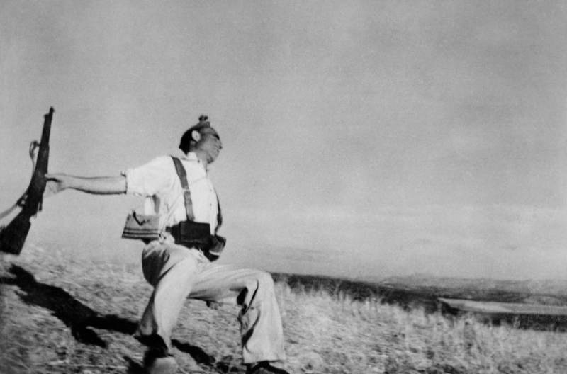 Robert Capa zachytáva smrť vojaka počas Španielskej občianskej vojny v roku 1936.