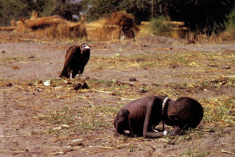 Kevin Carter v roku 1993 zachytáva extrémny hlad a chudobu v Sudáne. Fotka získala Pulitzerovu cenu a viedlo sa okolo nej veľa polemík (či radšej nemal odohnať supa ako odfotiť tento moment). Rok na to spáchal samovraždu.