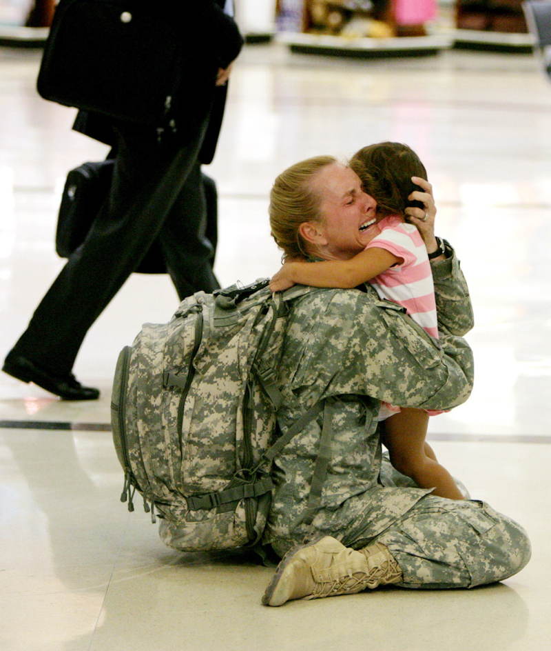 Terri Gurrola sa víta so svojou dcérou v roku 2007 po tom, čo slúžila ako zdravotníčka v Iraku 7 mesiacov.