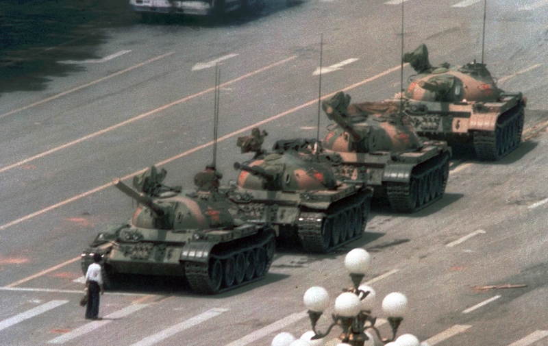 Číňan vzdoruje tankom na námestí Nebeského pokoja v júni 1989.