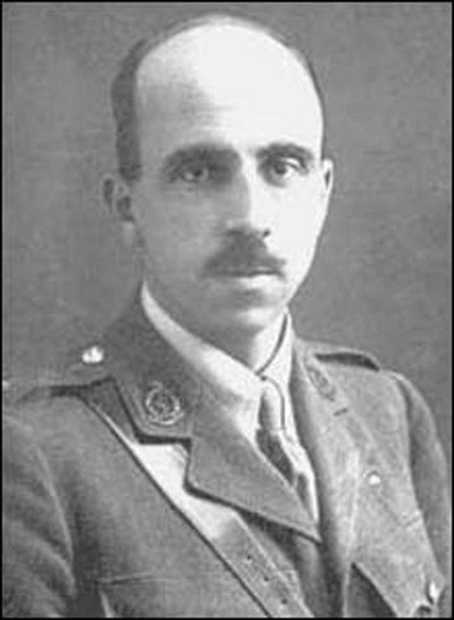 Harold Gillies bol doktor a vojak počas 1. svetovej vojny slúžiaci vo Francúzsku. Počas služby bol svedkom rôznych pokusov plastík, napríklad výmeny zubov a podobne.