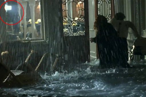 Vo filme Titanic toho bolo dosť. Na tomto obrázku vidno scénu pri potápaní lode, kde v reštaurácii svieti svetlo. Nevyzerá ako prirodzené...