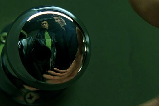 Vo filme Matrix vidno v odraze na kľučke, kameru.