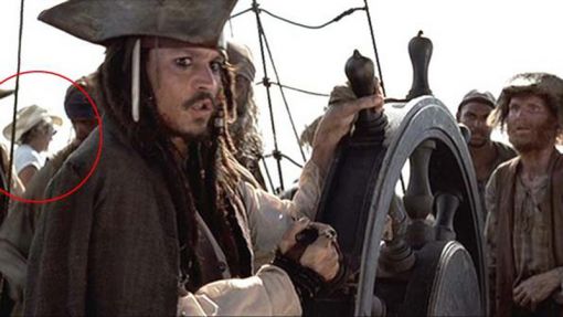V Pirátoch s Karibiku sa na lodi okrem pirátov objavil aj kovboj. Zrejme člen štábu.
