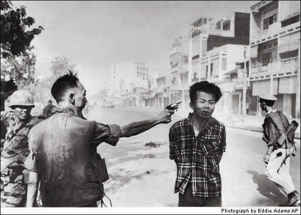Generál Nguyen Ngoc Loan si vykonáva svoju povinnosť voči vietgongskému väzňovi v Saigone. Odfotil ju v roku 1968 fotograf Eddie Adams tesne pred tým, ako generál stlačil spúšť a stala sa najznámejšou snímkou vietnamskej vojny. Za fotku dostal Pulitzerovu cenu.