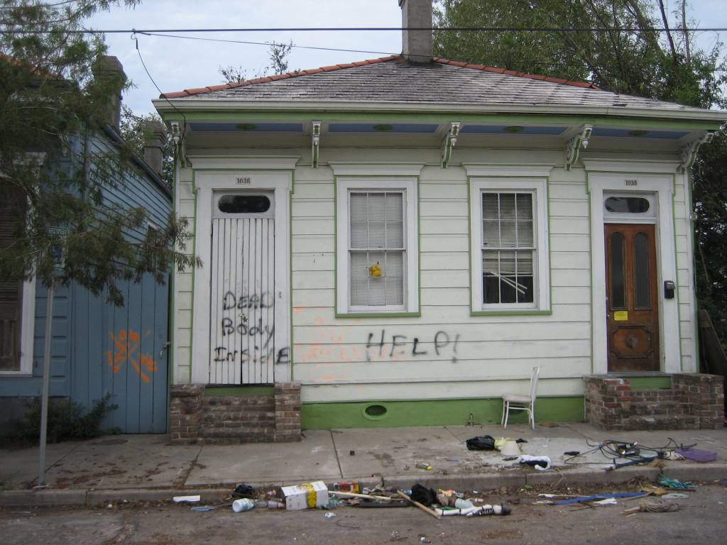 Táto fotografia opusteného domu po hurikáne Katrina pripomína, ako trpelo mesto New Orleans po jednej z najväčších prírodných katastrof v dejinách USA.