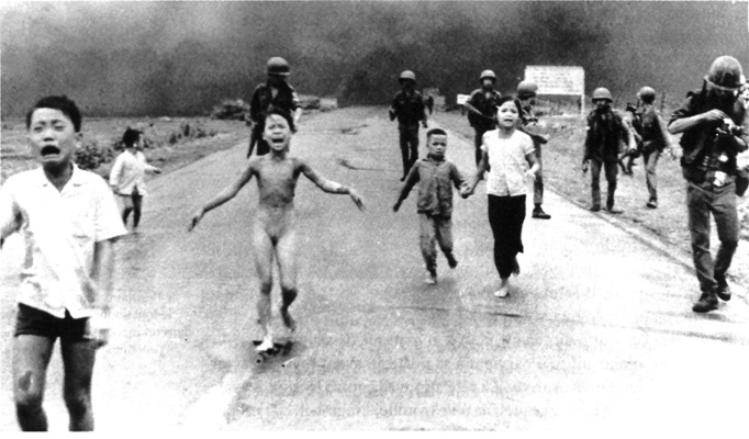 Nahé dievča uteká spolu so skupinou ďalších detí pred bombardovaním jednej vietnamskej dediny napalmom. Prežila iba preto, lebo zhodila svoje šaty. Je to jedna z mnoha ocenených fotiek, ktoré ukazujú zverstvá amerických vojen.