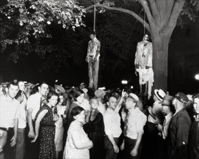 Tisíce bielych ľudí sa stretlo, aby spolu obesili černochov, ktorí znásilnili bielu ženu. Fotografia je pripomienkou toho, čo sa niekedy dialo v USA.