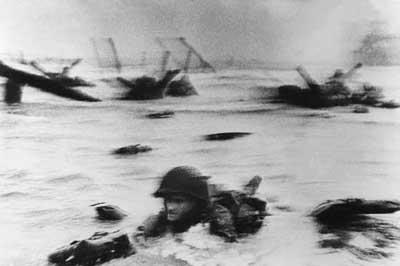 Jedna z mála zachovaných snímok z dňa D. Rozmazaná snímka bola krátkym zábleskom pre mnohých ľudí na svete, ktorým pripomenula krutosť druhej svetovej vojny.