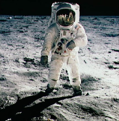 Neil Armstrong odfotil astronauta Buzza Aldrina počas prvého ľudského výletu na Mesiaci. 