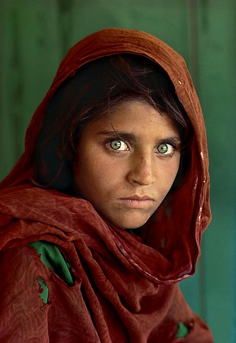 Známa len ako "afgánske dievča". Jej identitu sa však podarilo objaviť v roku 2002. Sharbat Gula sa stala najznámejším symbolom utečencov a aj najznámejším obalom National Geographic.