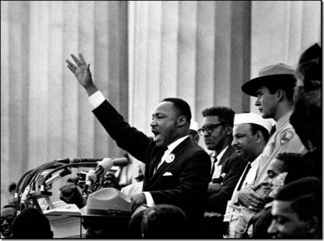 Martin Luther King dvíha svoju ruku a hovorí že má sen v roku 1963. Bol to zlom v zmene pohľadu na občianske práva v USA.