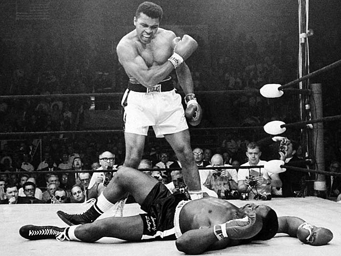 Odveta zápasu medzi Muhammadom Alim a Sonnym Listonon bola dosť kontroverzná, pretože Liston padol hneď v prvom kole. Táto fotka Aliho, kde stál nad svojou korisťou sa stala najikonickejšou fotografiou muža, ktorý bol známy ako "Najväčší".