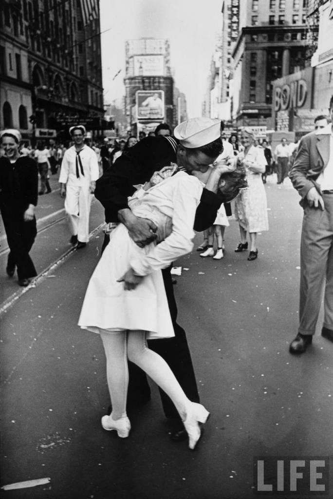 Žiadny obrázok nepovie viac o úľave Američanov keď sa skončila druhá svetová vojna, ako táto fotografia námorníka, ktorý chytil do náručia sestričku aby ju pobozkal po tom, čo sa dozvedel o konci vojny.