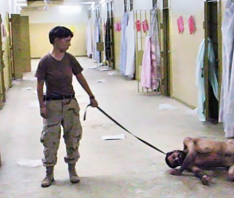 Väzenie Abu Ghraib v Iraku. Fotografia ukazuje, ako americkí vojaci týrali svojich väzňov. Zmenila všeobecnú verejnú mienku mnohým ľuďom o týchto vojakoch.