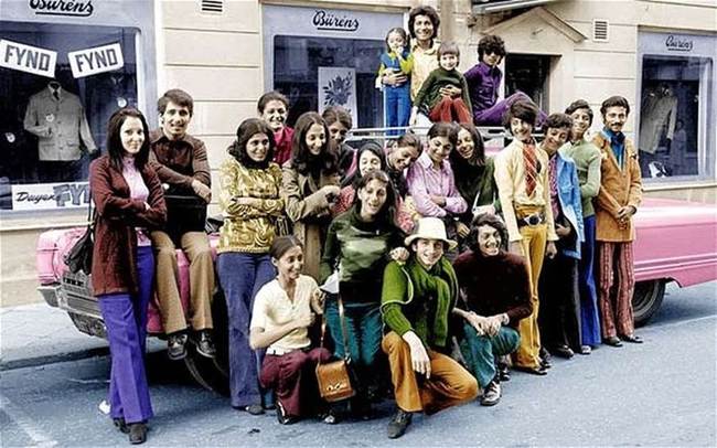 Mladý Osama Bin Laden počas návštevy Švédska s jeho rodinou v roku 1970. Bin Laden druhý z prava, v zelenom tričku a modrých nohaviciach. 