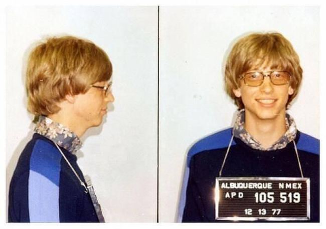 Bill Gates bol v roku 1977 prichytený pri jazdení na aute bez vodičáku.