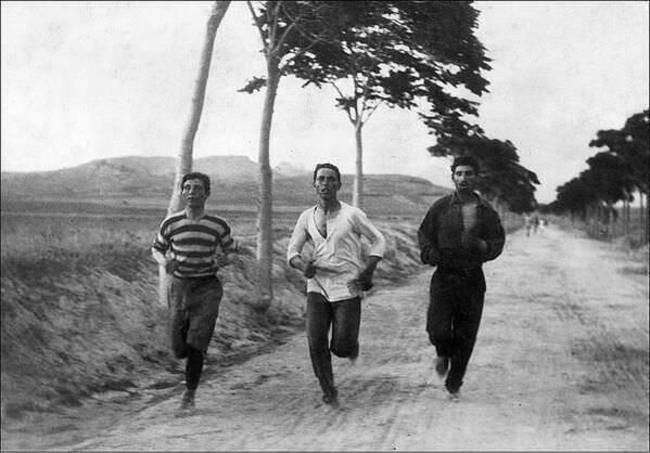 Maratónski bežci na prvých moderných olympijských hrách v roku 1896.