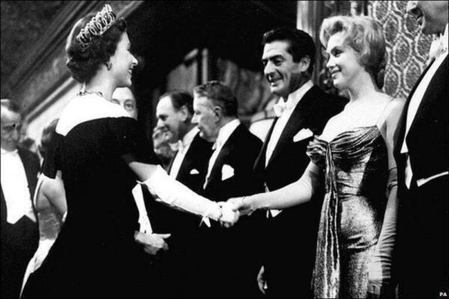 Marilyn Monroe stretáva kráľovnu Elizabeth II - 1956.