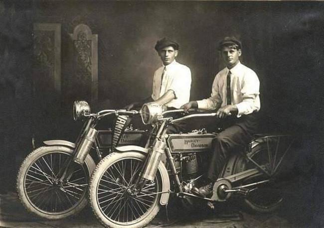 William Harley a Arthur Davidson s ich motorkami. 1914.