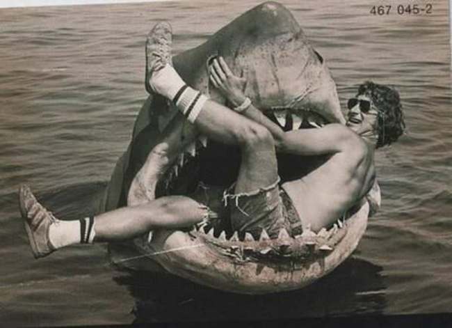 Steven Spielberg sedí v mechanickom žralokovi, ktorý bol použitý pri filme Čeluste.