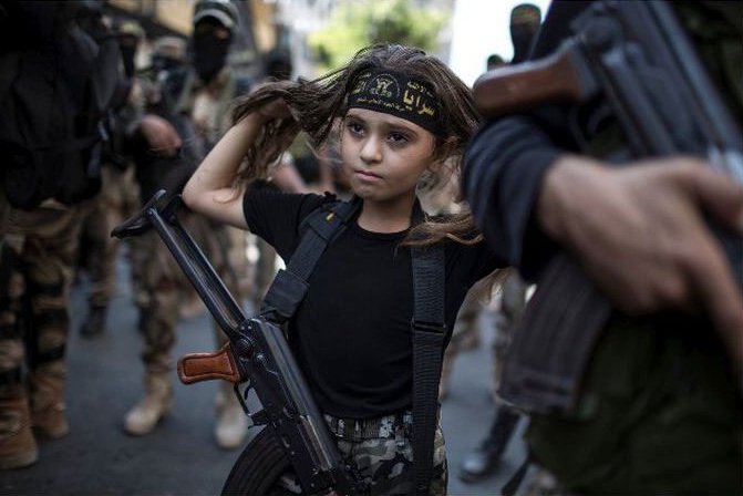 Palestínske dievča so samopalom, uprostred Islamských militantov v Gaze.
