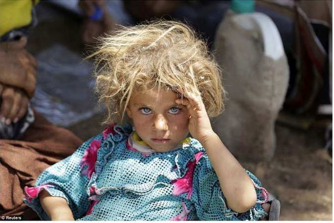 Oddychujúce dievčatko na Iracko-Sýrskych hraniciach.