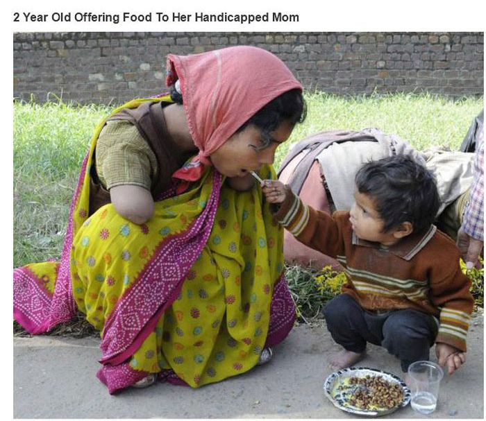Dvojročný chlapec kŕmi svoju handicapovanú matku. 