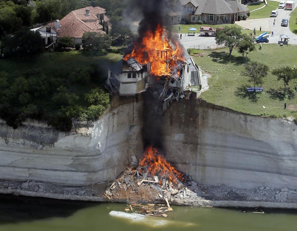 Úmyselne zapálený dom po tom, čo sa pod ním zosunula pôda pri jazere Whitney. Texas, 13.6.2014.