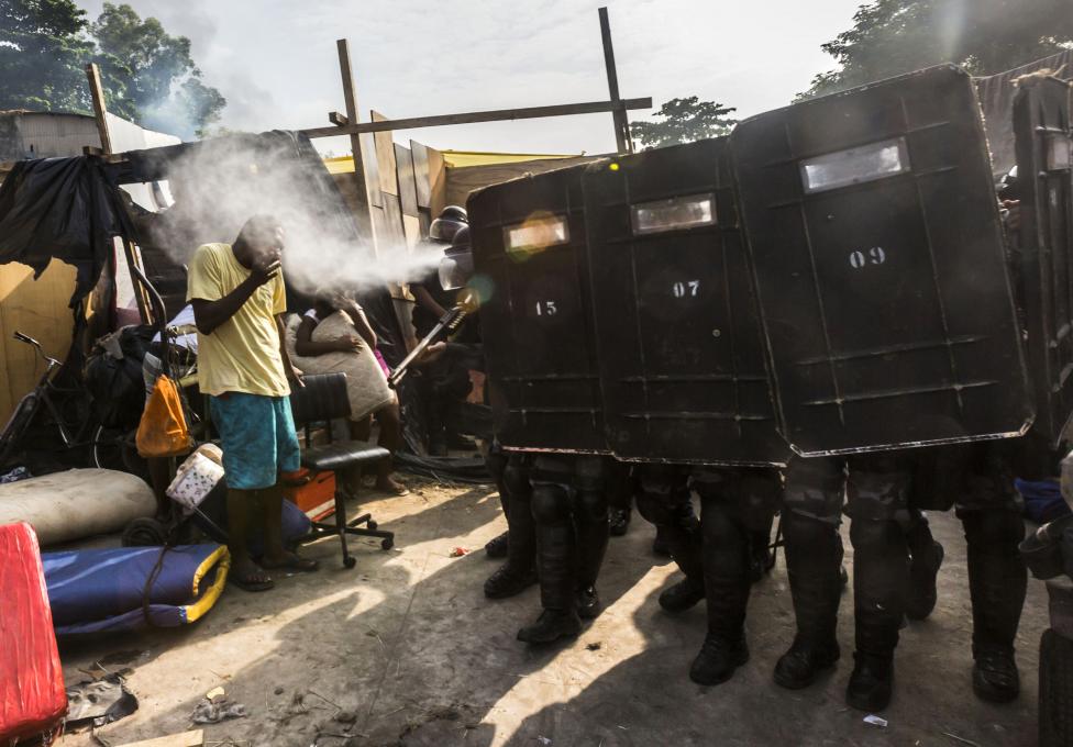 Polícia strieka na obyvateľov korenistý plyn a snaží sa tak prevziať krajinu v Rio de Janeiro. 11.4.2014.