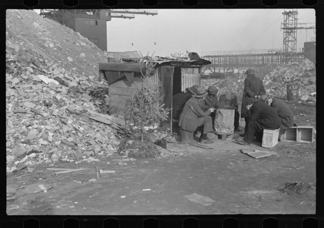 Nezamestnaní robotníci v New Yorku slávia Vianoce počas Veľkej hospodárskej krízy (1938).