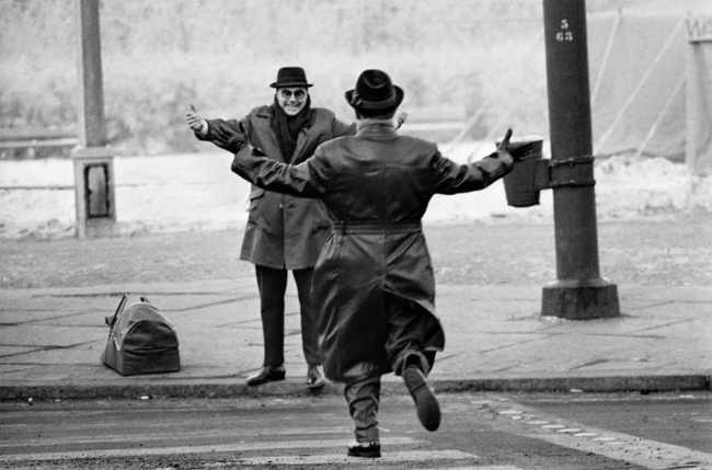 Bratia sa stetli po dvoch rokoch odlúčenia vďaka Berlínskemu múru. Počas zimy v roku 1963 obyvatelia západného Berlína mohli navštíviť na jeden deň príbuzných na východe.