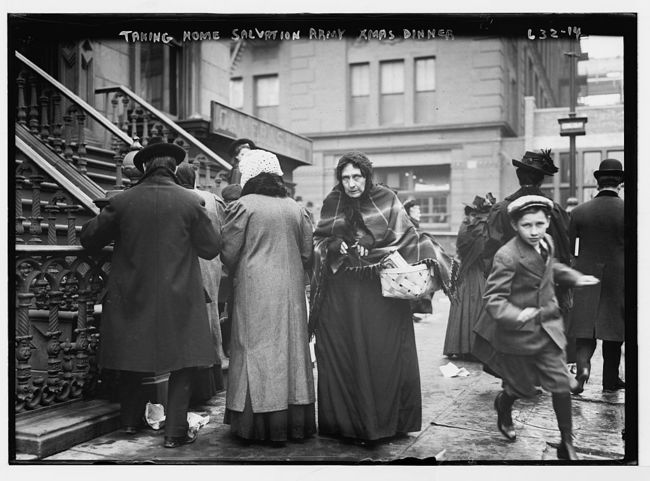 Žena nesie domov svoju vianočnú večeru. Má ju v koši a poskytla jej ju Armáda spásy pre chudobných (1910).