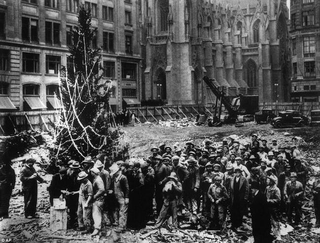 Prvý vianočný stromček v slávnom Rockefellerovom centre (1931).