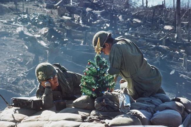 Americký vojaci zdobia vianočný stromček vo Vietname (1967).