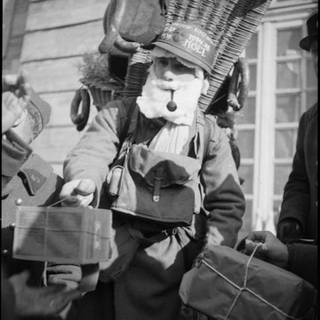 Francúzsky vojak oblečený ako Santa rozdáva balíčky rodinám, ktoré to potrebujú (1939).